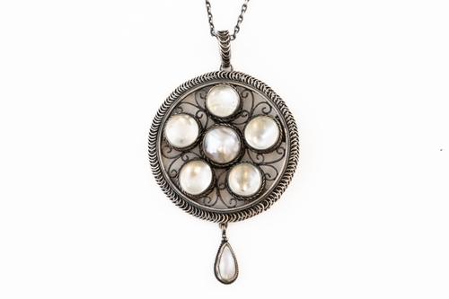 ARTHUR AND GEORGIE GASKIN - A MOONSTONE AND PEARL NECKLACE