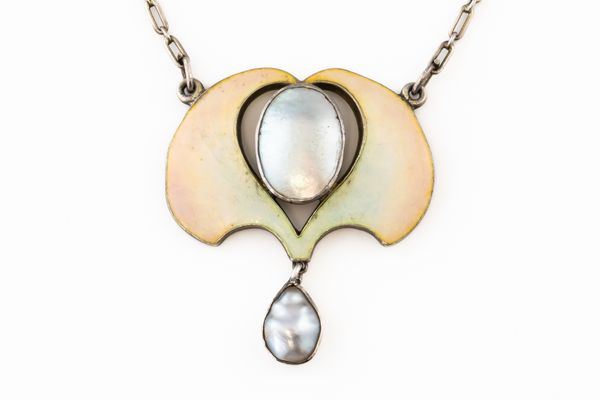 LEVINGER & BISSINGER: A JUGENDSTIL ART NOUVEAU PENDANT NECKLACE