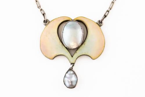 LEVINGER & BISSINGER: A JUGENDSTIL ART NOUVEAU PENDANT NECKLACE