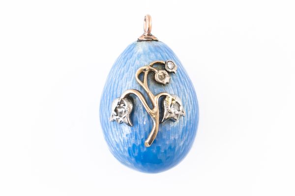 AN EARLY 20TH CENTURY DIAMOND AND ENAMEL EGG CHARM