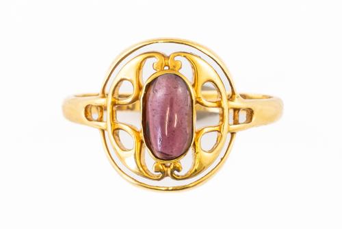 AN ART NOUVEAU GARNET RING