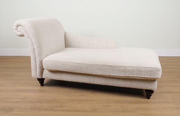 A MODERN TEXTURED CREAM UPHOLSTERED CHAISE LONGUE