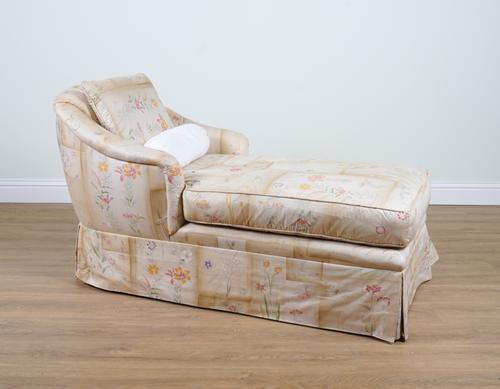 AN UPHOLSTERED CHAISE LONGUE