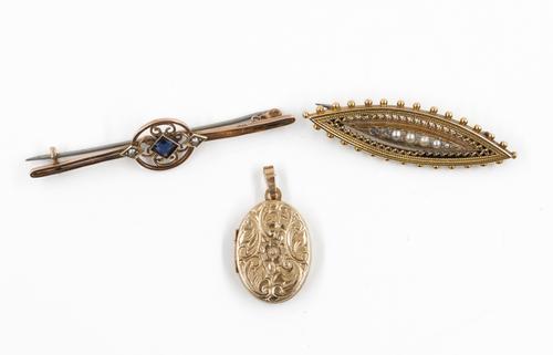 TWO GOLD BROOCHES AND A 9CT GOLD OVAL PENDANT LOCKET (3)