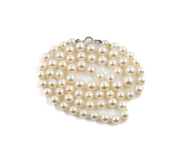 A SINGLE ROW NECKLACE OF GRADUATED CULTURED PEARLS