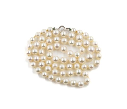 A SINGLE ROW NECKLACE OF GRADUATED CULTURED PEARLS