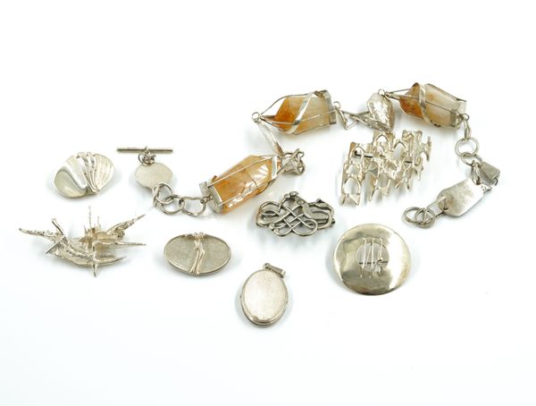 A GROUP OF MOSTLY SILVER JEWELLERY (8)