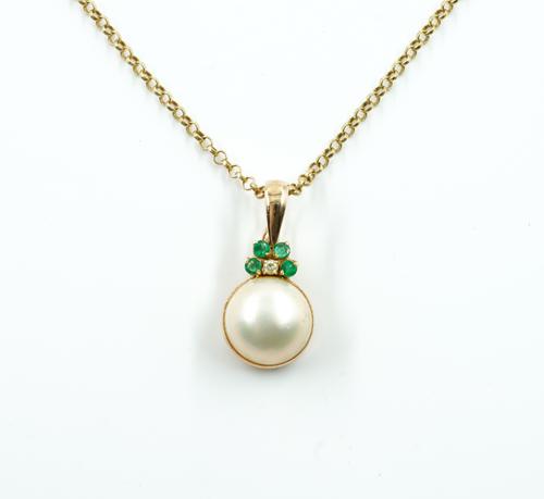 AN EMERALD AND PEARL PENDANT