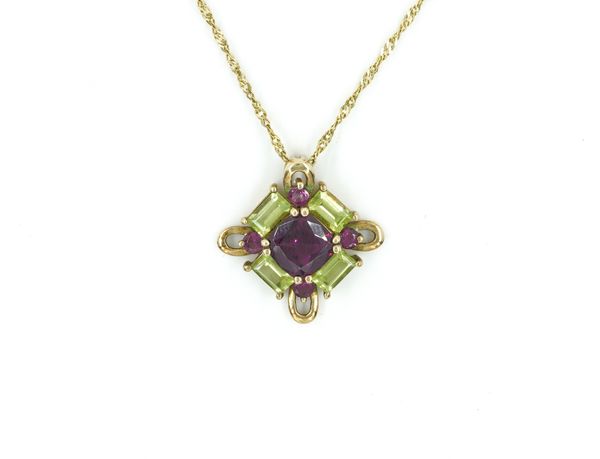 A GARNET AND PERIDOT PENDANT NECKLACE