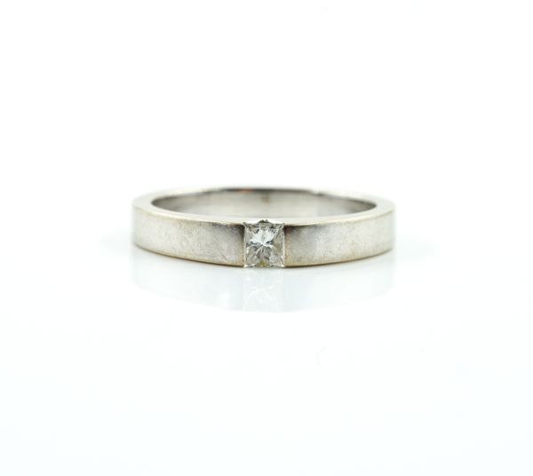 A DIAMOND SINGLE STONE RING