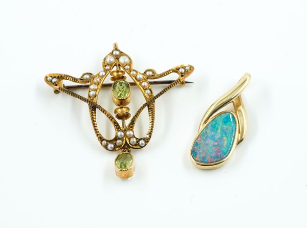 AN EDWARDIAN PERIDOT AND SEED PEARL PENDANT/BROOCH AND OTHER PENDANT (2)