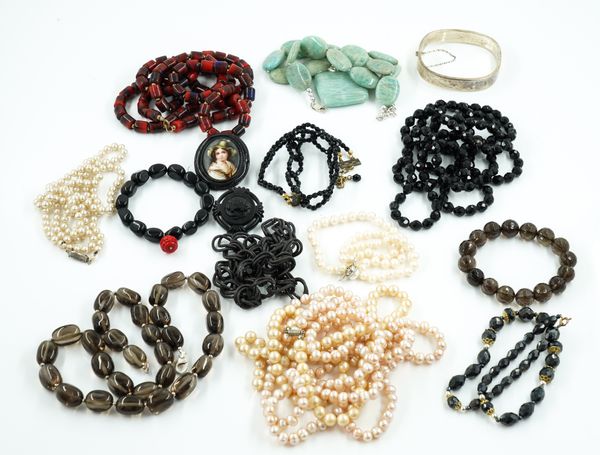 A MIXED LOT OF COSTUME JEWELLERY