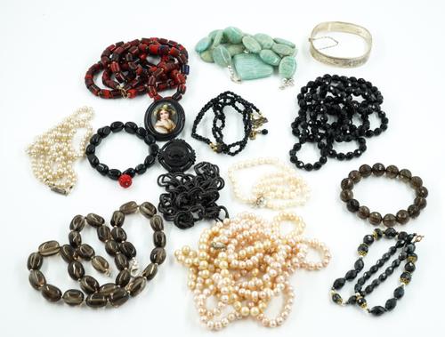 A MIXED LOT OF COSTUME JEWELLERY