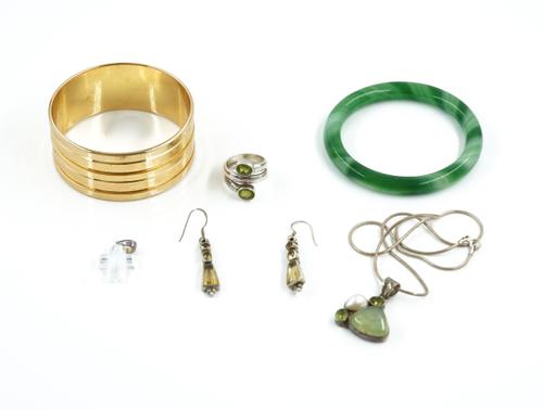 A LALIQUE PENDANT CROSS AND FIVE FURTHER ITEMS (6)