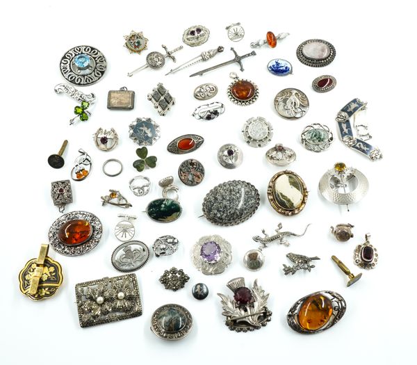 A MIXED LOT INCLUDING SCOTTISH SILVER JEWELLERY