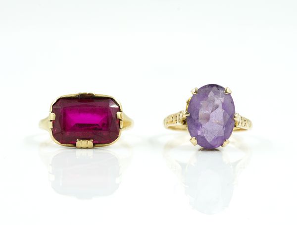 A GOLD AND SYNTHETIC RUBY RING AND A GOLD AND AMETHYST RING (2)