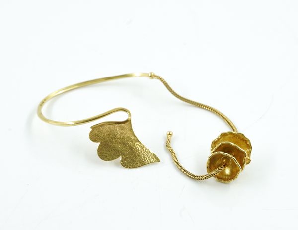 AN UNUSUAL GOLD BRACELET