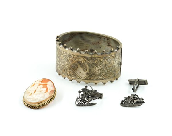 A VICTORIAN OVAL HINGED BANGLE, A CAMEO BROOCH AND A PAIR OF CUFFLINKS (3)