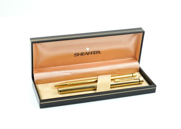 A SHEAFFER U.S.A FOUNTAIN PEN AND MATCHING BALL POINT PEN (2)