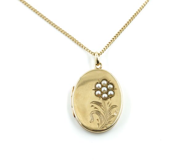 A 9CT GOLD AND HALF PEARL SET PENDANT LOCKET WITH A 9CT GOLD NECKCHAIN (2)