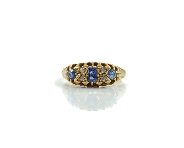 AN 18CT GOLD, DIAMOND, SAPPHIRE AND BLUE GEM SET RING