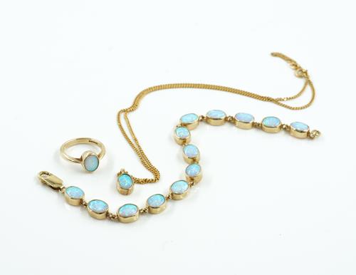 A 9CT GOLD AND SYNTHETIC OPAL PENDANT WITH A 9CT GOLD NECKCHAIN AND TWO FURTHER ITEMS (4)
