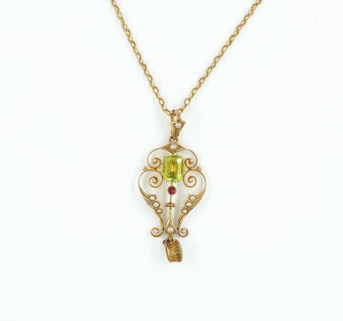 A GOLD, SEED PEARL AND PALE GREEN GEM SET PENDANT, WITH A GOLD NECKCHAIN (2)