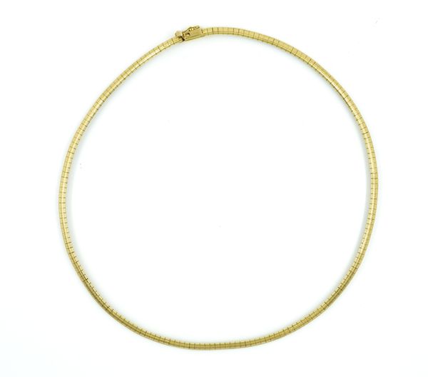 A GOLD COLLAR NECKLACE