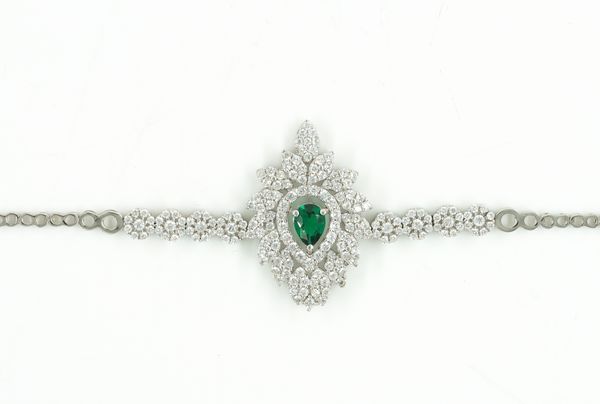 A WHITE GOLD, GREEN AND COLOURLESS GEM SET BRACELET