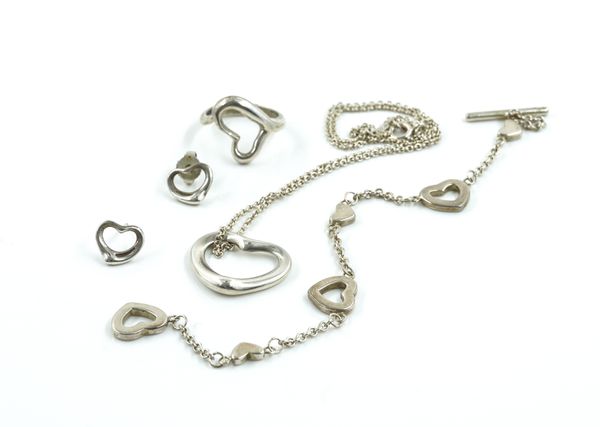 A GROUP OF FOUR ITEMS OF TIFFANY AND CO HEART SHAPED JEWELLERY (4)