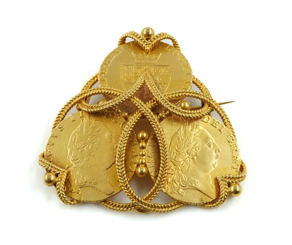 A GOLD BROOCH