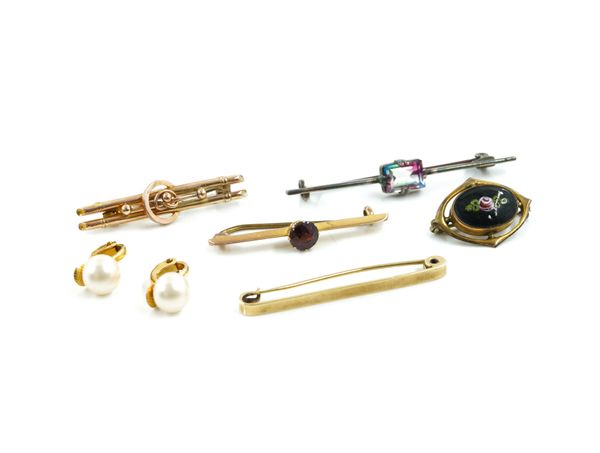 FIVE BROOCHES AND A PAIR OF EARCLIPS (6)