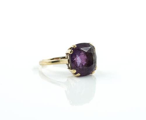A GOLD AND AMETHYST SINGLE STONE RING