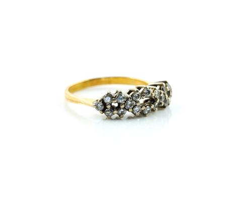 A GOLD AND DIAMOND RING