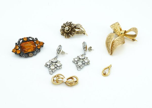 A 9CT GOLD BROOCH AND FIVE FURTHER ITEMS (6)