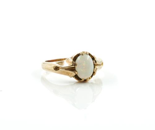 A 9CT GOLD AND OPAL SINGLE STONE RING