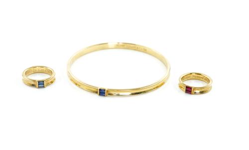 A TIFFANY AND CO GOLD BANGLE AND TWO GOLD RINGS (3)