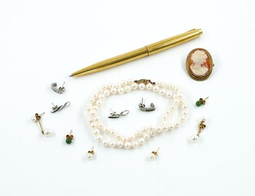 A PARKER GILT METAL BALL POINT PEN AND SEVEN ITEMS OF JEWELLERY  (8)