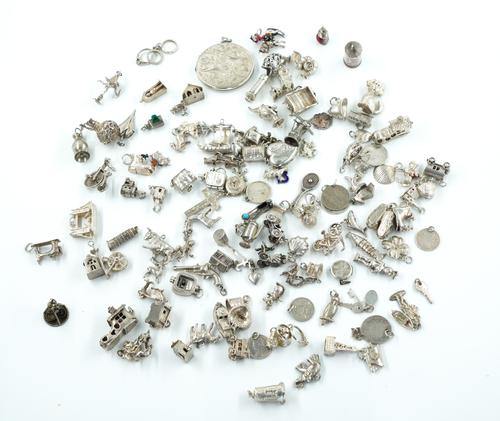 A GROUP OF SILVER JEWELLERY (QTY)