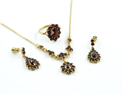 A GROUP OF BOHEMIAN GARNET JEWELLERY (3)