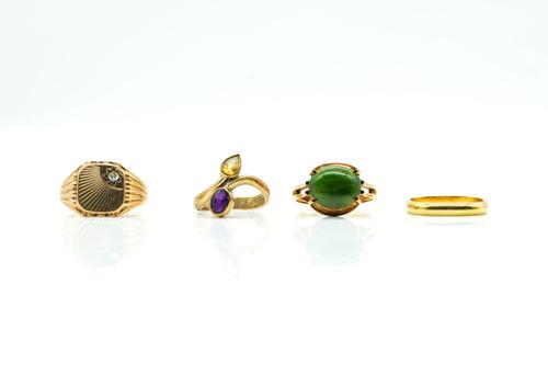 FOUR GOLD RINGS (4)