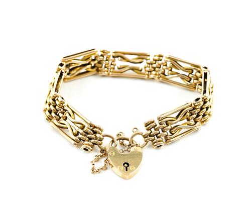 A GOLD GATELINK BRACELET