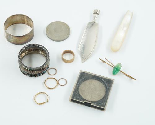 A BROOCH, THREE RINGS AND A PAIR OF SLEEPERS, TWO SILVER NAPKINS RINGS, A BUTTER KNIFE AND THREE CROWNS (11)