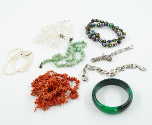 A SINGLE ROW NECKLACE OF JADE BEADS AND EIGHT FURTHER ITEMS OF JEWELLERY (9)