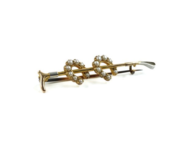 A GOLD AND SEED PEARL BROOCH