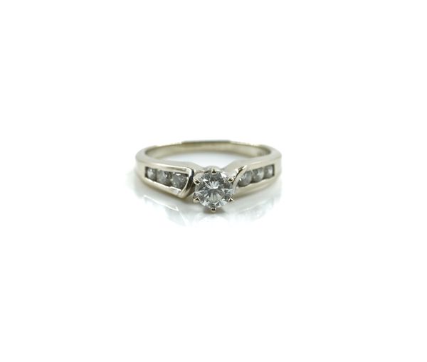 A 14CT WHITE GOLD AND DIAMOND RING