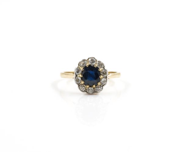 A GOLD, SAPPHIRE AND DIAMOND CLUSTER RING