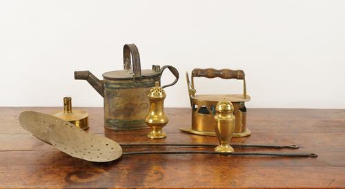 A COLLECTION OF BRASS AND OTHER KITCHENALIA (QTY)