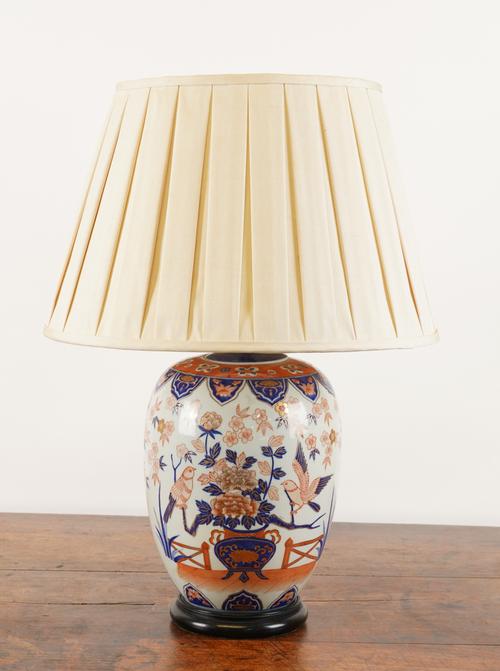 AN IMARI STYLE BALUSTER TABLE LAMP AND SHADE