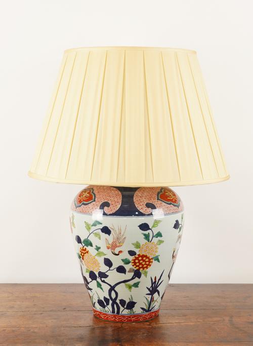 AN IMARI STYLE BALUSTER VASE TABLE LAMP AND SHADE